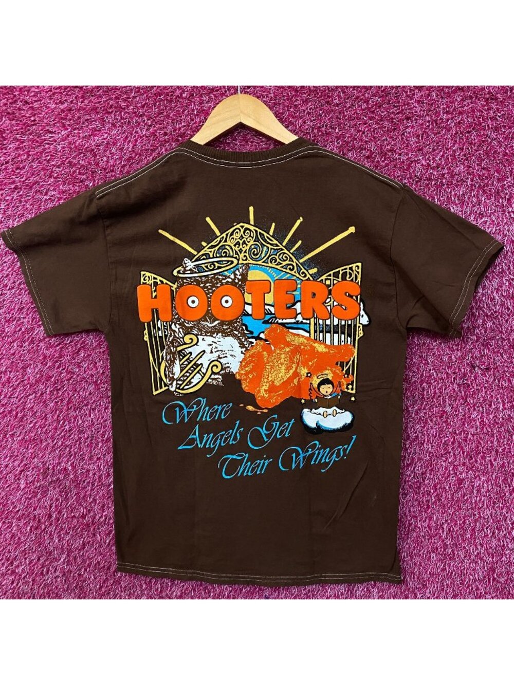 Hooters "Where Angels Get Their Wings!" Graphic T-Shirt Medium